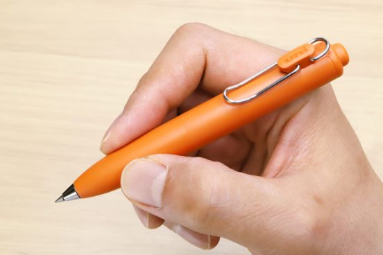 史上最濃のゲルインクボールペン「ユニボールワン」寸胴モデルには想像以上の工夫が詰まっていた