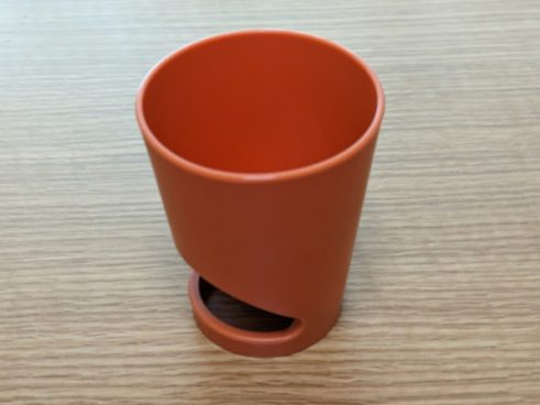 斬新な形状のデザインコップ！ 引っかけても置いてもオシャレな「水切れがいい洗面コップ」をチェック