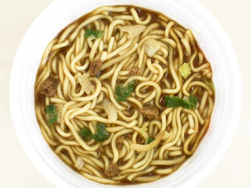 “追い煮干粉ふりかけ”が香る！ 「中華ソバ伊吹」監修「鬼煮干中華ソバ」（ファミマ）はクセがなくて食べやすい