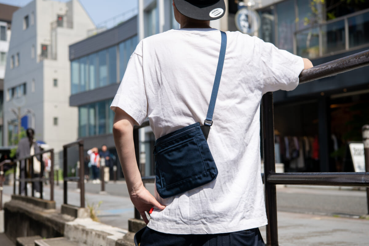 一生これで良い！ 「モノリス」のサコッシュが合理性を追求した次世代バッグとして注目を集める！