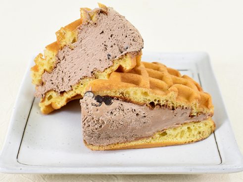 3つの食感が心地良い。ファミマの「ワッフルケーキ（チョコチップ＆チョコクリーム）」は素材の持ち味を活かしたスイーツ