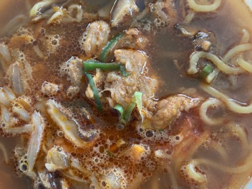 牛肉の旨味とほどよい辛さのハーモニー。 シャキシャキ野菜も存分に楽しめる「ユッケジャンラーメン」（セブン）に大満足