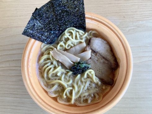 手軽にこってり豚骨！ ファミリーマートの「豚骨醤油 家系ラーメン」が家系ファンを悩殺