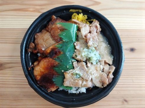 こってり醤油ダレとさっぱり塩ダレが1つに！ ファミマの「醤油だれとねぎ塩の炙り焼ダブル豚丼」にお箸が止まらない！