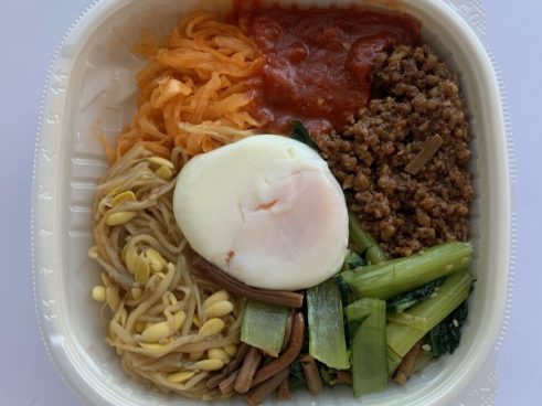 ダイエット中にも嬉しい高タンパクなコンビニ飯！ セブン－イレブンの「温玉ビビンバ丼」