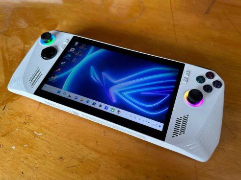 ASUSの小型ゲーミングデバイス「ROG Ally」発売前チェック！ 普通のゲーミングノートPCと比べてどうなの？