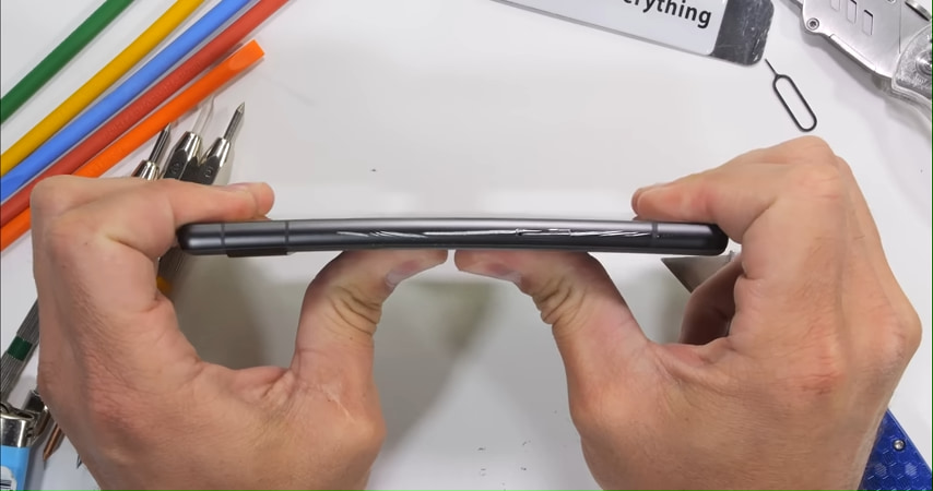 Pixel 7a、過酷な耐久テストで驚くべき頑丈さを証明！ 折り曲げに対する強さは上位モデル超え