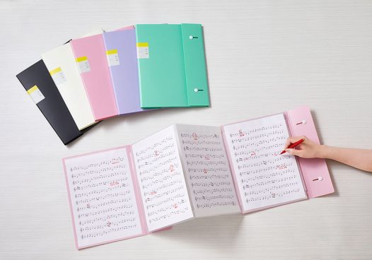 楽譜の収納に最適な「ジャバラタイプ」登場！ 書類を入れたまま文字を書き込める「カキコ」シリーズ