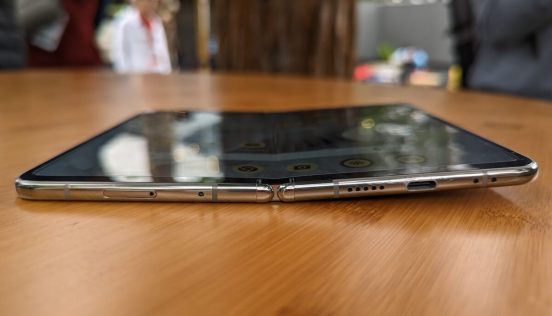 折りたたみのPixel Fold、力を入れないと180度開かないって本当？
