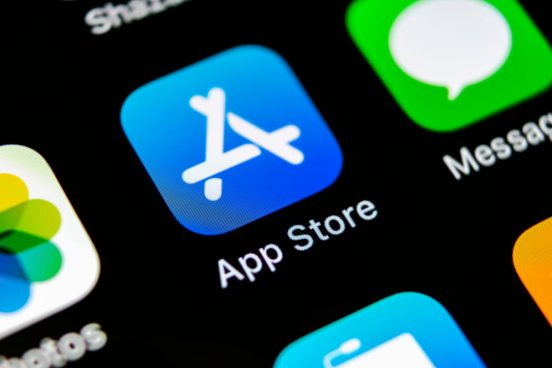 アップル、初のApp Store透明性レポートを発表。週平均ダウンロードは約7億5000万回、20億ドル以上の詐欺行為を阻止