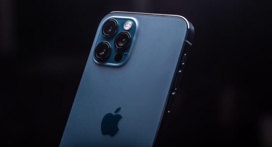 「iPhone 15」標準モデルの新色はピンク？ 有名リーカーが主張