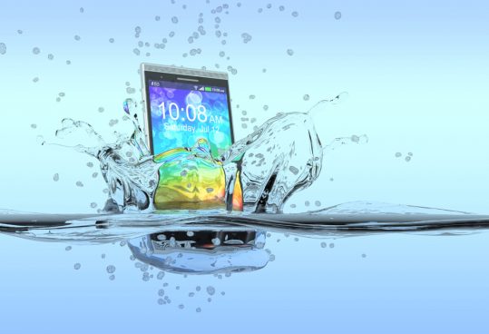 スマホを貯水池に落とした政府職員、池の水を200万リットル以上抜く！ 批判が集まり停職処分に