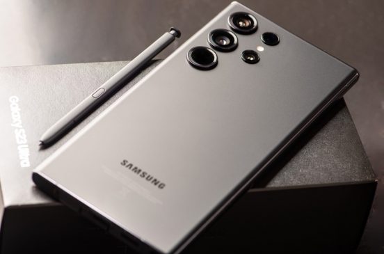 ハイエンドスマホの世界市場が4.7%増加！ 折りたたみスマホはどこまで伸びる？