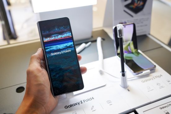 「Galaxy Z Fold」のカバーディスプレイ、劇的な改善は2024年までお預け？