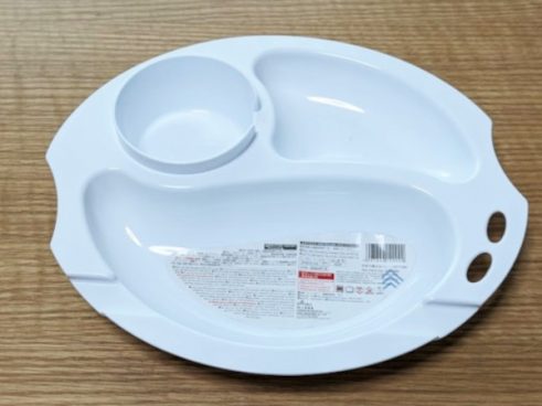 キャンプやバーベキューのお供に！ 1枚で何役もこなす「片手で使えるトレー」なら洗い物も持ち物も減って楽ちん！
