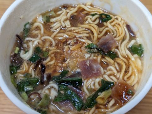 超こってり系ラーメン！ 「タテロング 豚とろ監修 豚骨ラーメン」（ローソン）は行列に並んででも食べたい鹿児島ラーメンの豚骨スープが特徴