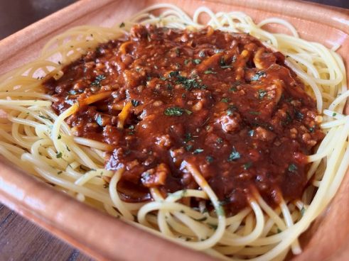 ファミマの新作パスタ！ 香味野菜の風味とトマトの酸味が楽しめる「肉と野菜の旨みミートソース」を実食