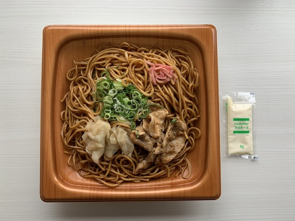大阪の人気お好み焼き店監修。ファミリーマートの「きじ監修 大盛ソース焼きそば」はただものじゃない!?
