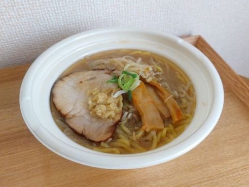 濃厚スープを生姜で味変！ セブン－イレブンの「札幌八乃木監修 みそら～めん」は再現度が高い！