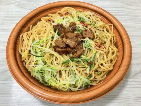 美味しすぎて感動!? ごま油と醤油タレが絶妙にマッチした「ごま油香る焼豚ねぎ醤油焼そば」（ファミマ）にやみつきになる人続出