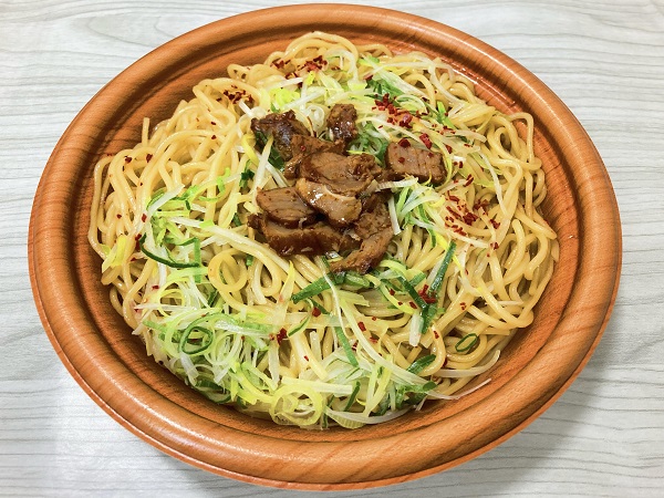 美味しすぎて感動!? ごま油と醤油タレが絶妙にマッチした「ごま油香る焼豚ねぎ醤油焼そば」（ファミマ）にやみつきになる人続出