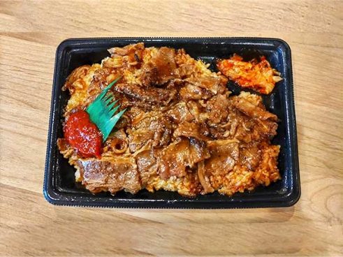 ヤンニョンジャンで味変も楽しめる！ 完全予約制の人気店が放つ「肉山監修 炙り焼牛カルビ重」（ファミマ）