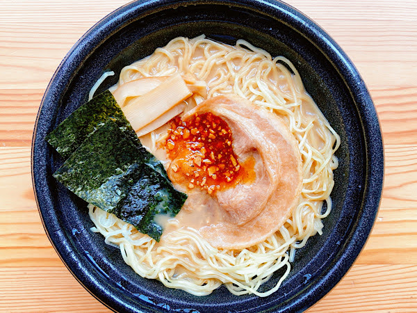 「らあめん花月嵐監修 嵐げんこつらあめん」（ローソン）で楽しむパンチの効いた風味！ 濃厚スープが病みつきに…