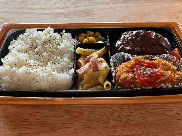 食感がすごい！ ファミマの「鉄板焼ハンバーグ＆カニクリームコロッケ弁当」で体感する専門店レベルの味