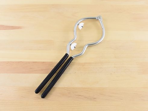 【モノタロウ】扱いに困るスプレー缶の処分も安心！ 「穴あけ器」で缶に穴をあけてみた