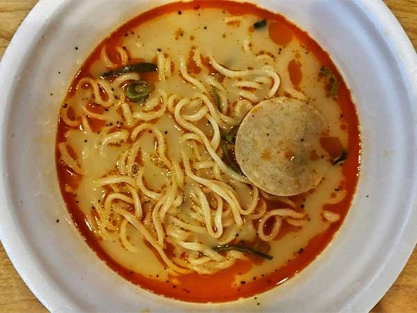 赤マー油は期間限定！ 「名店の味 桂花 赤マー油仕上げ 辛口熊本豚骨拉麺」（セブン－イレブン）は食べ応え満点の一品