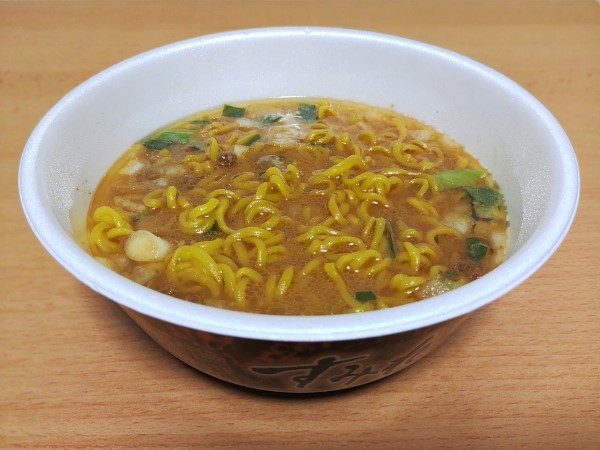 シリーズ史上最上級のスープを味わう！ セブンの「すみれ 札幌濃厚味噌」で濃厚な味噌のコクと旨味を堪能