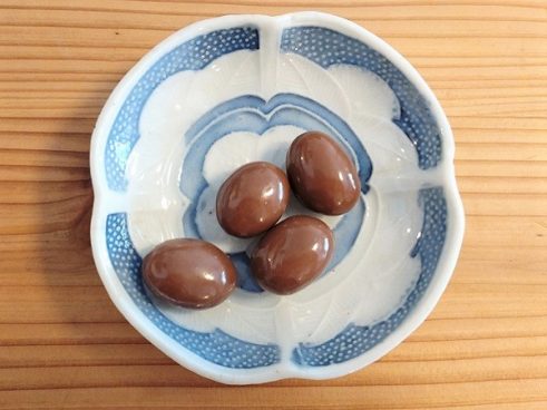 甘じょっぱさがたまらない！ 夏限定「ロッテ アーモンドチョコレート＜塩とキャラメル＞」は美味しすぎて食べ過ぎ注意？