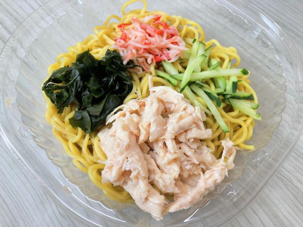 冷やし中華始まってます！ ファミマの「焙煎ごま香るごまだれ冷し中華」は具だくさんで食べ応えもばっちり