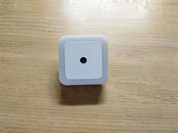 挿しっぱなしOKのLEDライトで「玄関が真っ暗…」のお悩み解決！ 自動点灯するので電気代の節約にも◎