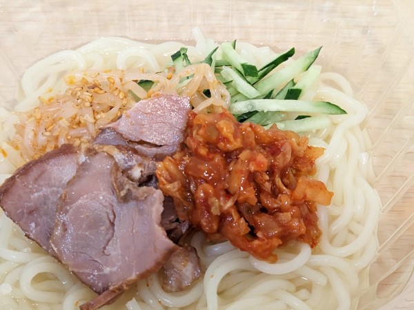 こだわりの“うるもち涼麺”で喉ごしツルン！ ローソンの「うるもち！ 澄み渡るスープの冷麺」が焼肉店に負けない美味しさ