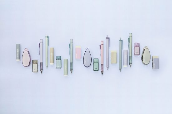 落ち着いたニュートラルトーンでキメる！「MONO消しゴム」などトンボ鉛筆の人気アイテムが全5色の「ASH COLOR」で限定登場