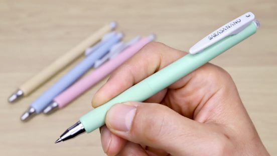 むしろ見づらいことが価値!? プライバシーを守る極細「サラサ」シリーズのスモークカラーが日記や手帳に重宝するワケ