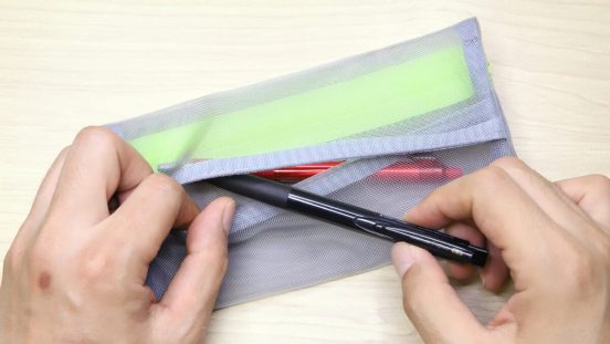 ファスナー式とスリット式の2ポケット仕様！ メッシュペンケース「slish（スリッシュ）」は実際どう使うのが正解？