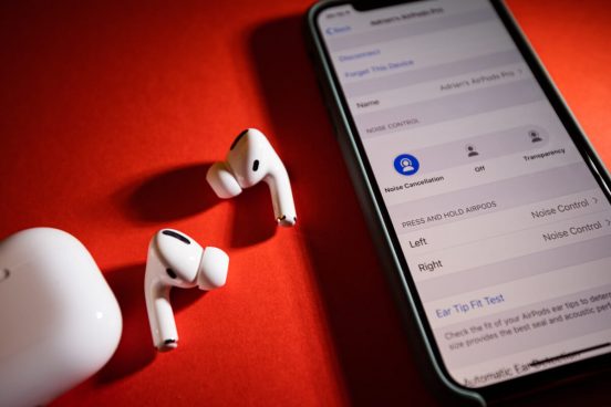 今年秋、AirPods Pro（第2世代）に3つの新機能が無料で追加！「適応型オーディオ」で音が聞き取りやすく、会話がしやすく