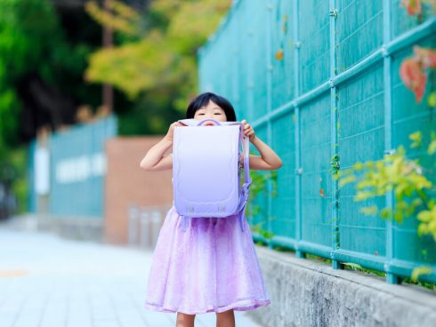 ランドセル選びのトレンドを実態調査！人気カラーや相場は？