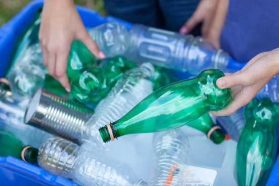「空き缶とペットボトルのリサイクル」で米一家が10億円の不正利益。どんなからくり？