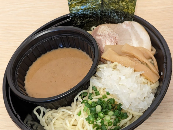 暑い夏こそ麺が食べたい！ ローソンの「らあめん花月嵐監修 冷し豚そばつけ麺」は豚と魚介の旨味いっぱいのスープがGOOD