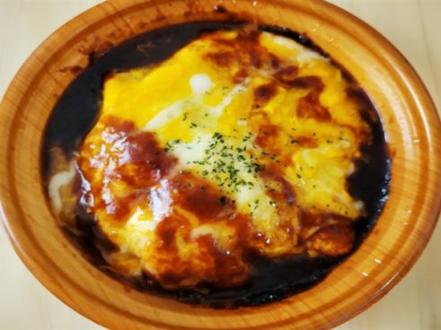 ブイヨンで炊いた味つきケチャップライスが食欲をそそる！ ファミリーマートの「特製デミグラスソースのオムライス」はふわふわ卵が魅力的