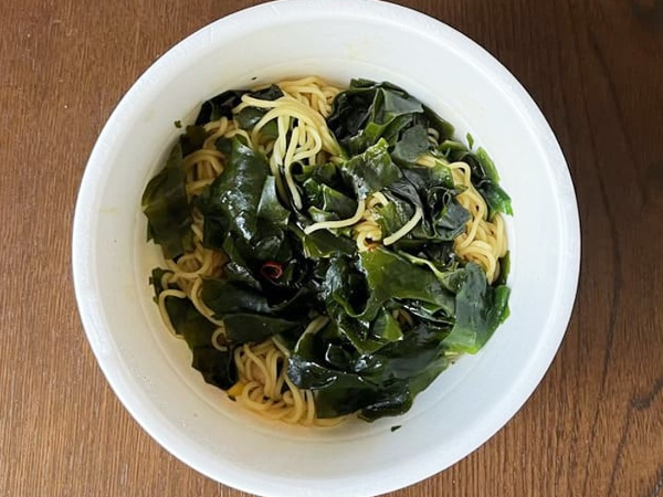 わかめ過ぎて麺が見えない！ エースコック「わかめは主食 チョレギサラダ風まぜめん」はガッツリ＆低カロリーな嬉しい一杯