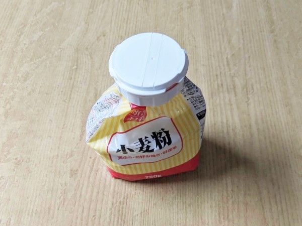 小麦粉やパン粉を袋ごと収納！ 省スペース＆節約も叶う「粉もの袋キャップ」