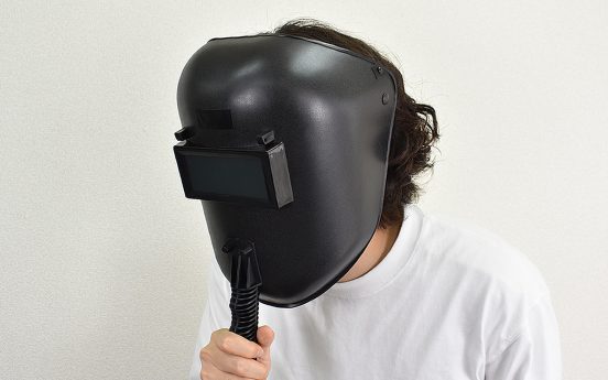 【モノタロウ】強い光や火の粉から目と顔を「溶接面」で強力ガード！ 衝撃や湿気に強い手持ち式アイテム