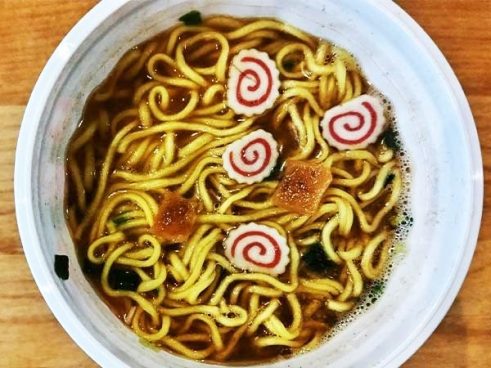 Wスープの濃厚な旨みに溺れる… 「青葉中野本店 中華そば濃厚魚介豚骨醤油味」（セブン－イレブン）で楽しむ魚介系の香り