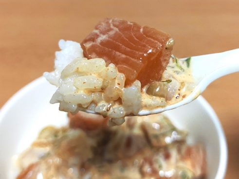 贅沢なギルティ飯！ セブン－イレブンの「サーモンポキ丼 ごま油醤油・スパイシーマヨ」はサーモンたっぷりで大満足！