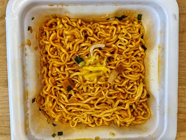 豆板醤＆甜面醤のコンボたまらん！ファミマ「来来亭 旨辛まぜそば大盛り」は旨味の演出に技あり