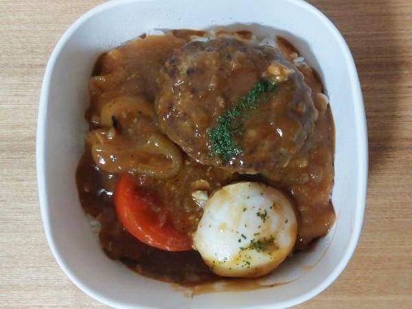 トマトの酸味がアクセント！ セブンの「ロコモコ丼 グレイビーソース」は濃厚な肉とソースを堪能できる